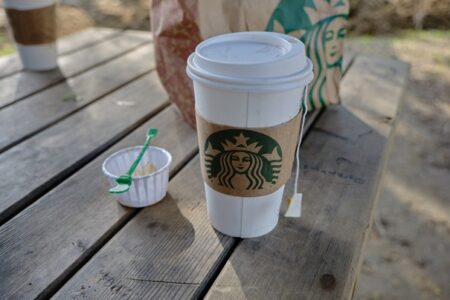 Starbucks levert nu ook aan huis met Takeaway