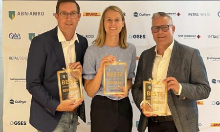 Op de foto nemen Kelly van Haperen Andy Van Der Mark en Maarten Vermeulen de drie awards in ontvangst