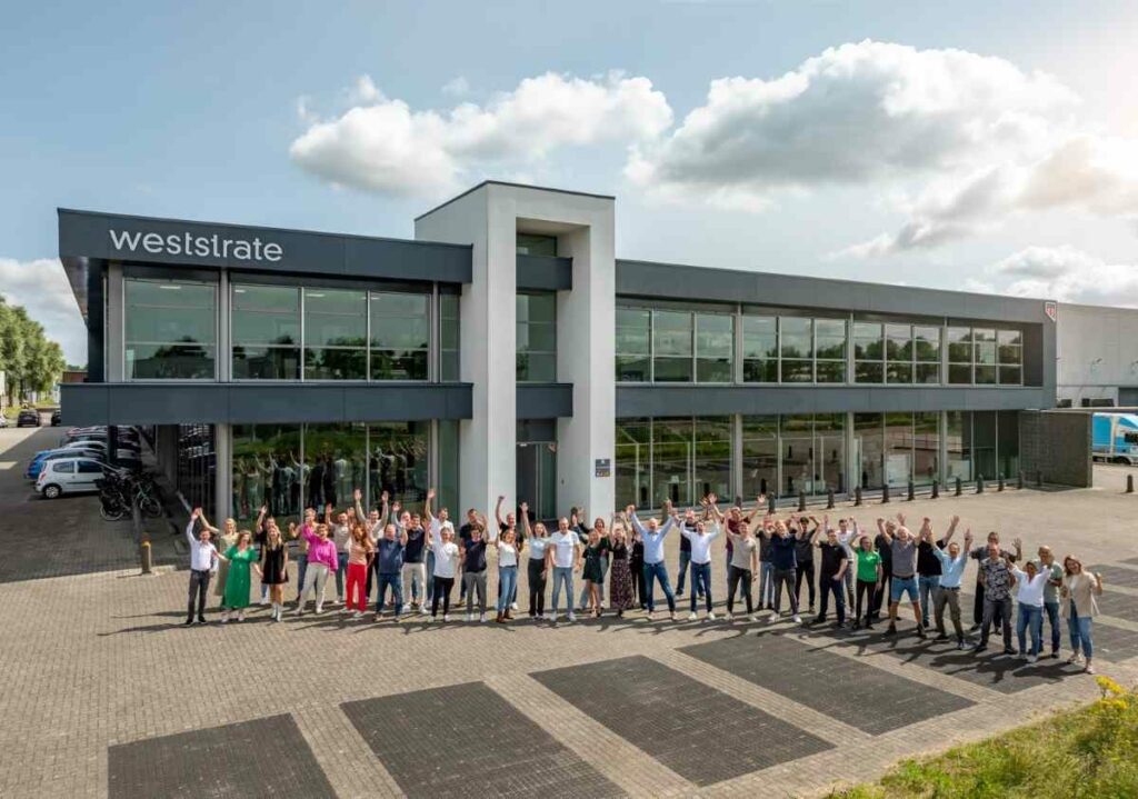 Weststrate viert 90-jarig bestaan met opening nieuwe kantoormeubelshowroom