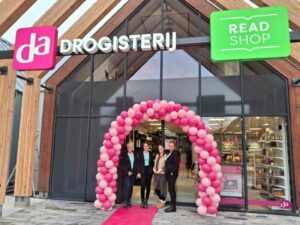 De Friese plaats Nieuwehorne is in één klap een nieuwe ReadShop/DA combinatiewinkel, Albert Heijn supermarkt en Family eetgelegenheid rijker.
 