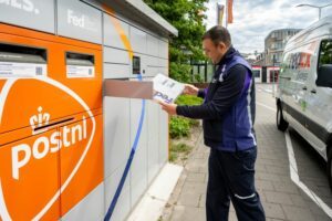Bezorger FedEx bij PostNL pakketautomaat