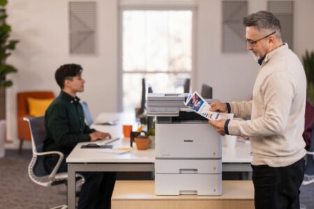 Brother International Corporation lanceert een nieuwe serie zakelijke kleurenlaserprinters die inspeelt op de groeiende eisen van kleine en middelgrote bedrijven. Met deze vernieuwde modellen zet Brother in op productiviteit, duurzaamheid en digitale transformatie van documentbeheer. De nieuwe lijn, bestaande uit single-function en all-in-one kleurenlaserprinters, is ontworpen met het oog op gebruiksgemak, veiligheid en efficiëntie. De apparaten zijn compacter dan hun voorgangers – tot wel 25% – en uitgerust met onder meer een 7-inch kleurentouchscreen voor intuïtieve bediening en tijdbesparende snelkoppelingen. "Met deze serie bieden we een krachtige combinatie van betrouwbaarheid en slimme technologie, zodat bedrijven flexibel kunnen blijven werken in een steeds digitaler wordende kantooromgeving," aldus Fernando Maroniene, Senior Director SMB Product Marketing bij Brother. Slimme technologie en duurzame keuzes De printers zijn voorzien van: Snelle en professionele output, met scherpe zwart-witafdrukken en levendige kleuren. Drielaagse beveiliging, waaronder NFC-authenticatie en ondersteuning voor Secure Print+. Verbeterde scanopties, waaronder scannen naar cloud, e-mail, SFTP en SharePoint. Duurzaam ontwerp, waaronder 100% EPS-vrije verpakkingen en ENERGY STAR®- en EPEAT® Gold-certificeringen. Daarnaast introduceert Brother het Value Print Program Plus (VPP+), waarbij klanten korting krijgen op originele supplies in combinatie met installatie van geselecteerde printers voor een periode van drie jaar. Met een cloudgebaseerd platform voor monitoring en beheer speelt Brother hiermee in op de groeiende behoefte aan centraal printerbeheer. Beschikbaarheid De modellen HL-L8430CDW, HL-L8430CDWT, MFC-L8730CDW en MFC-L8930CDW zijn binnenkort beschikbaar via geautoriseerde partners. De zakelijke Workhorse-modellen (waaronder HL-L8570CDW en MFC-L8970CDW) zijn exclusief verkrijgbaar via Brother Gold-partners.