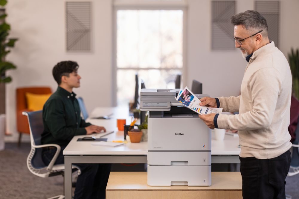Brother International Corporation lanceert een nieuwe serie zakelijke kleurenlaserprinters die inspeelt op de groeiende eisen van kleine en middelgrote bedrijven. Met deze vernieuwde modellen zet Brother in op productiviteit, duurzaamheid en digitale transformatie van documentbeheer. De nieuwe lijn, bestaande uit single-function en all-in-one kleurenlaserprinters, is ontworpen met het oog op gebruiksgemak, veiligheid en efficiëntie. De apparaten zijn compacter dan hun voorgangers – tot wel 25% – en uitgerust met onder meer een 7-inch kleurentouchscreen voor intuïtieve bediening en tijdbesparende snelkoppelingen. "Met deze serie bieden we een krachtige combinatie van betrouwbaarheid en slimme technologie, zodat bedrijven flexibel kunnen blijven werken in een steeds digitaler wordende kantooromgeving," aldus Fernando Maroniene, Senior Director SMB Product Marketing bij Brother. Slimme technologie en duurzame keuzes De printers zijn voorzien van: Snelle en professionele output, met scherpe zwart-witafdrukken en levendige kleuren. Drielaagse beveiliging, waaronder NFC-authenticatie en ondersteuning voor Secure Print+. Verbeterde scanopties, waaronder scannen naar cloud, e-mail, SFTP en SharePoint. Duurzaam ontwerp, waaronder 100% EPS-vrije verpakkingen en ENERGY STAR®- en EPEAT® Gold-certificeringen. Daarnaast introduceert Brother het Value Print Program Plus (VPP+), waarbij klanten korting krijgen op originele supplies in combinatie met installatie van geselecteerde printers voor een periode van drie jaar. Met een cloudgebaseerd platform voor monitoring en beheer speelt Brother hiermee in op de groeiende behoefte aan centraal printerbeheer. Beschikbaarheid De modellen HL-L8430CDW, HL-L8430CDWT, MFC-L8730CDW en MFC-L8930CDW zijn binnenkort beschikbaar via geautoriseerde partners. De zakelijke Workhorse-modellen (waaronder HL-L8570CDW en MFC-L8970CDW) zijn exclusief verkrijgbaar via Brother Gold-partners.